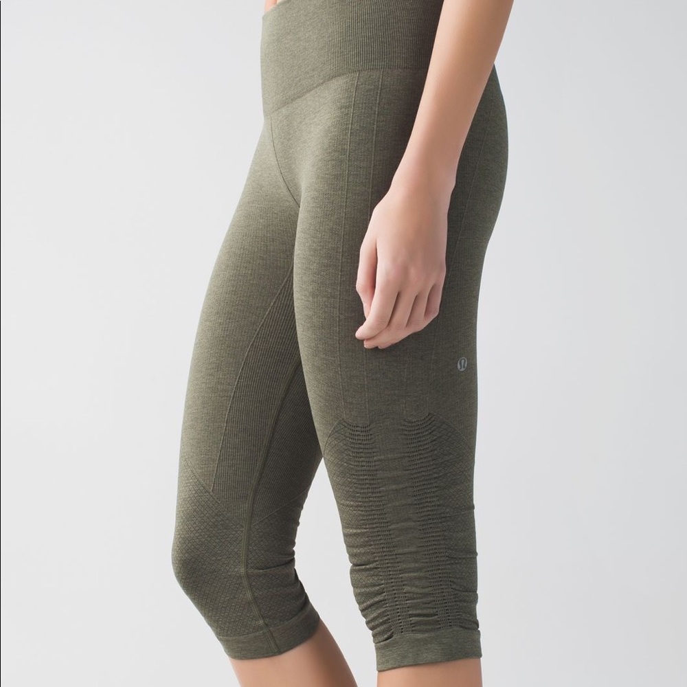 Lulu Lemon In The Flow Crop size 6 Fatigue Green